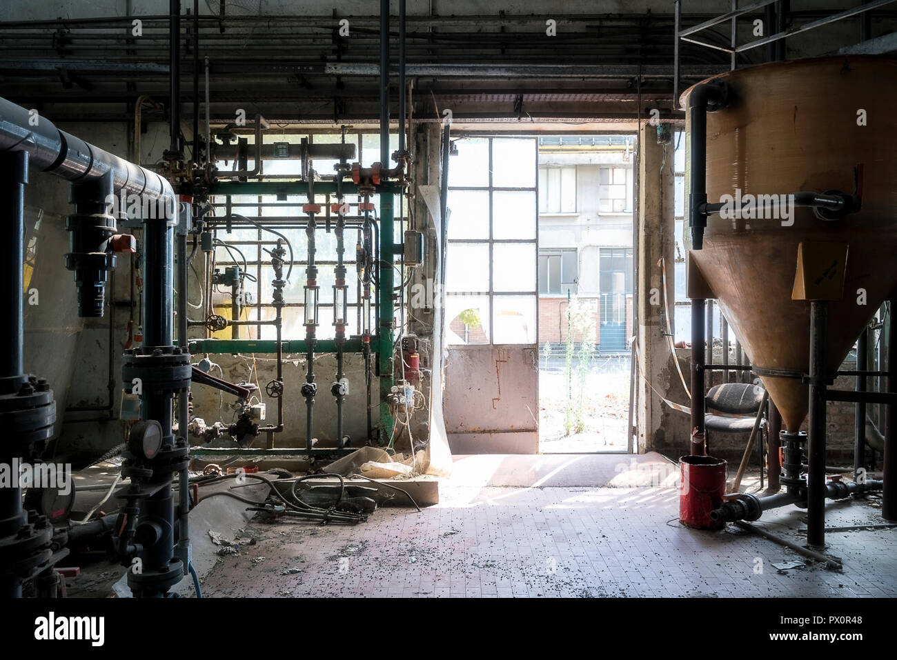 Innenansicht einer verlassenen Fabrik in Italien. Stockfoto