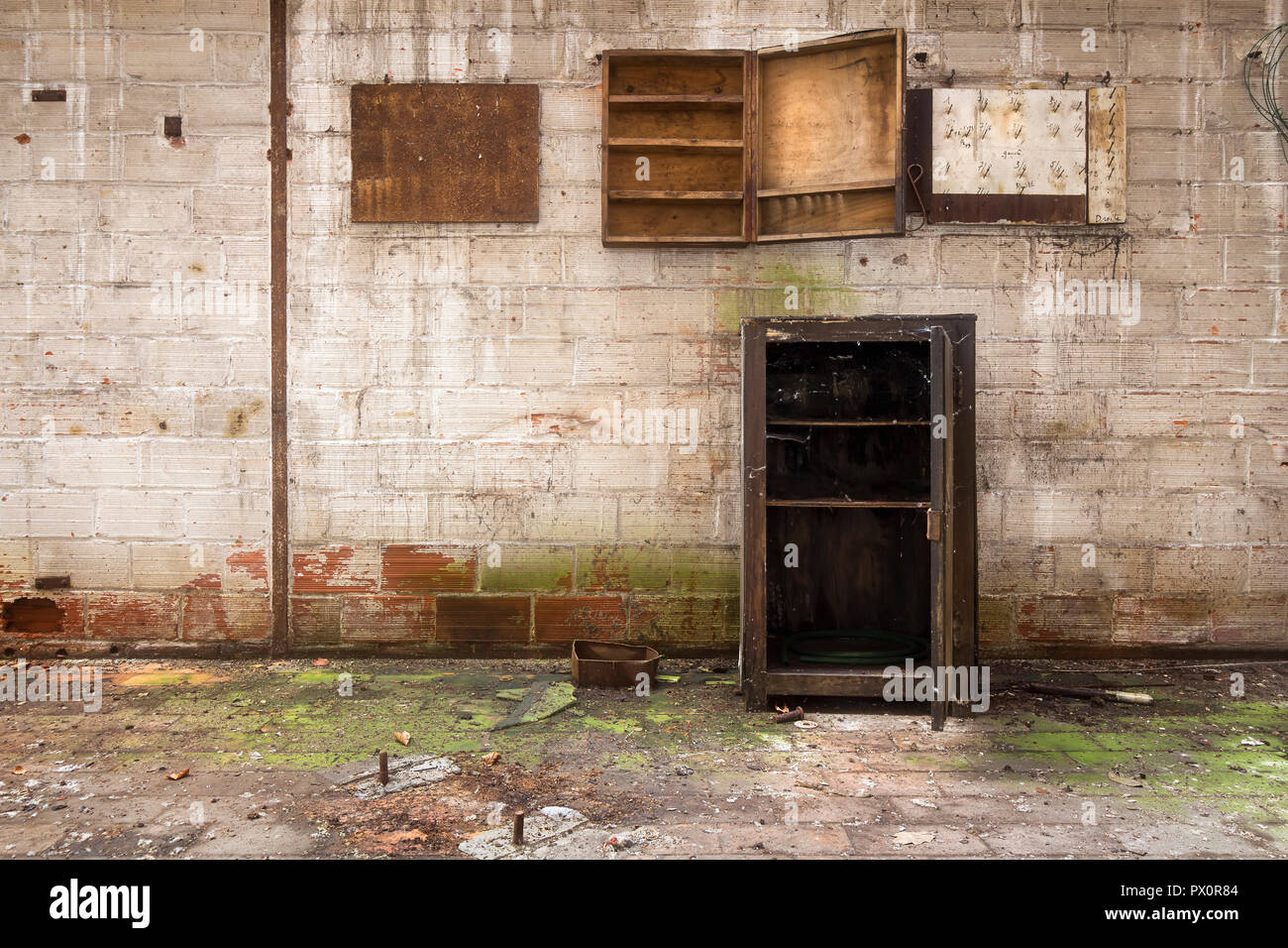 Außenansicht eines alten Gewölbe in einem verlassenen Weberei in Belgien. Stockfoto