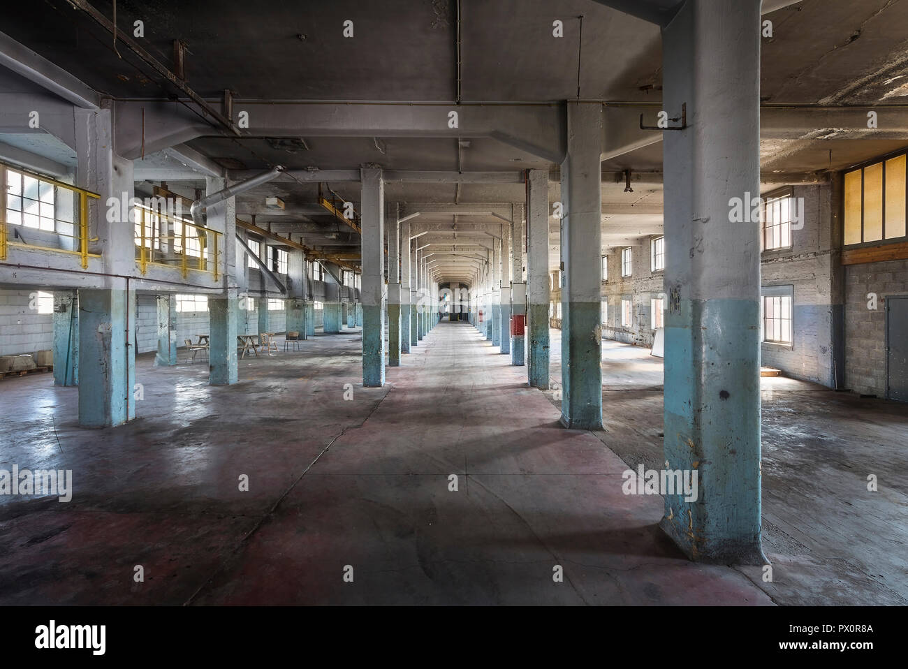 Innenansicht eines riesigen Saal mit Säulen in einem verlassenen Schokoladenfabrik in Belgien. Stockfoto