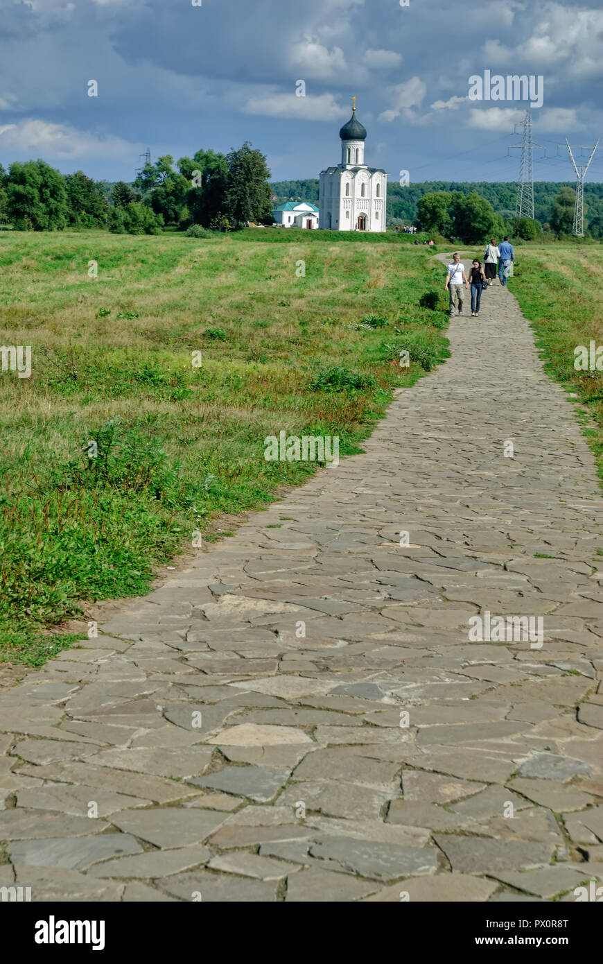 Bogolubovo, Russland - 29. August 2009: Straße zur Kirche der Fürbitte am Fluss Nerl. Im Weltkulturerbe der UNESCO eingeschrieben ist. Fokus auf den Vordergrund Stockfoto