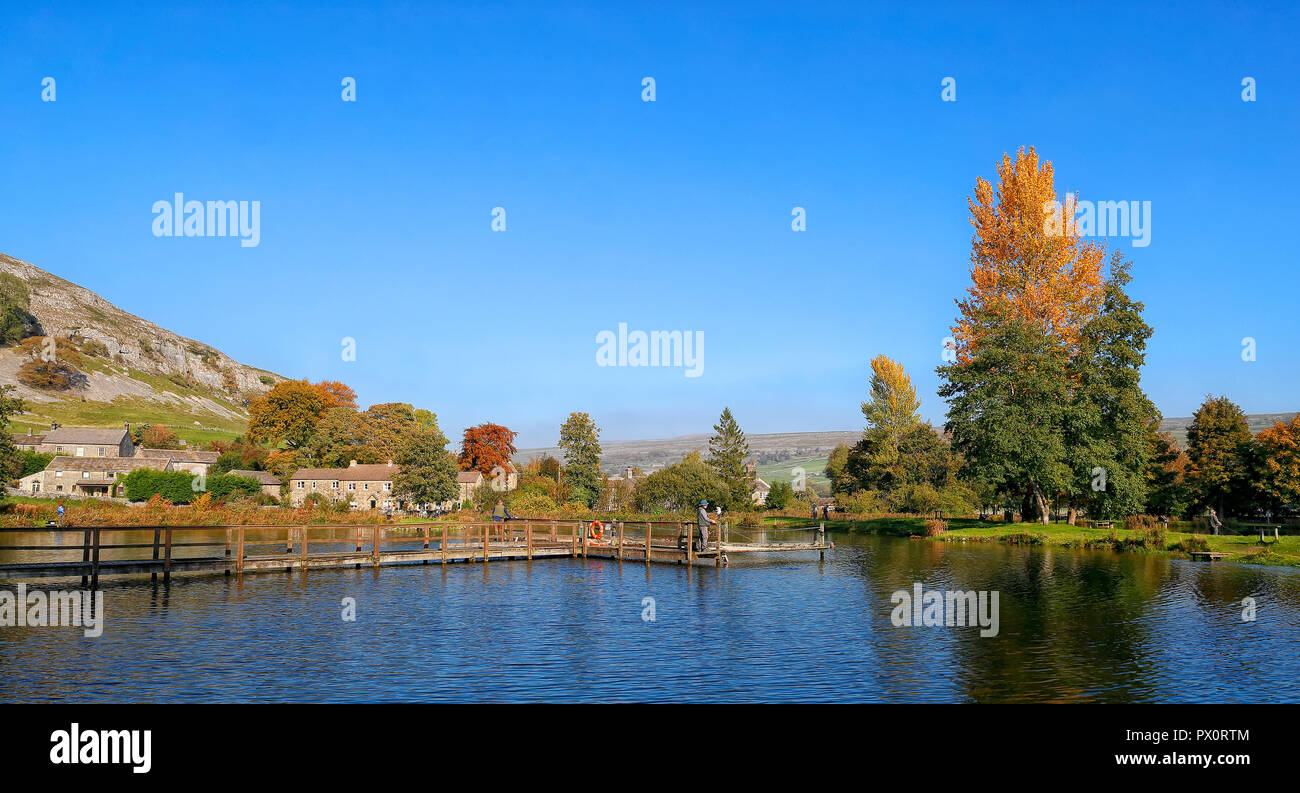 Kilnsey Forellenzucht Seen zum Angeln mit Das Dorf im Hintergrund an einem schönen Herbsttag Stockfoto