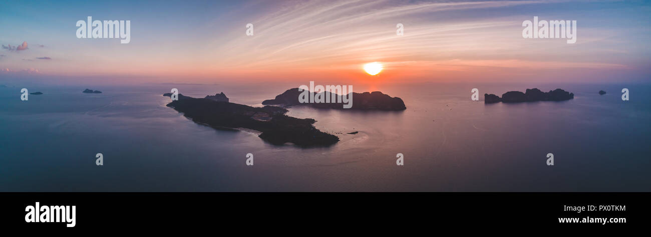 Antenne drone Blick auf die tropischen Inseln Silhouette Sonnenuntergang. Indischen Ozean. Reisen und Urlaub Konzept. Top view Panorama. Reisen Hintergrund. Natur Landschaft. Stockfoto