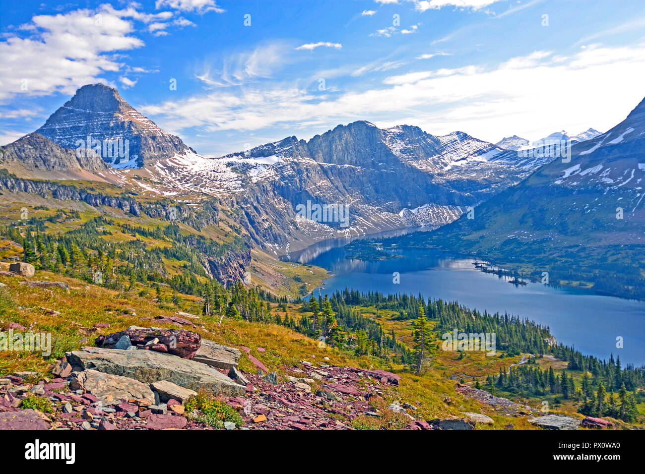 Versteckten See auf einem sonnigen Herbst Tag im Glacier National Park in Montana Stockfoto