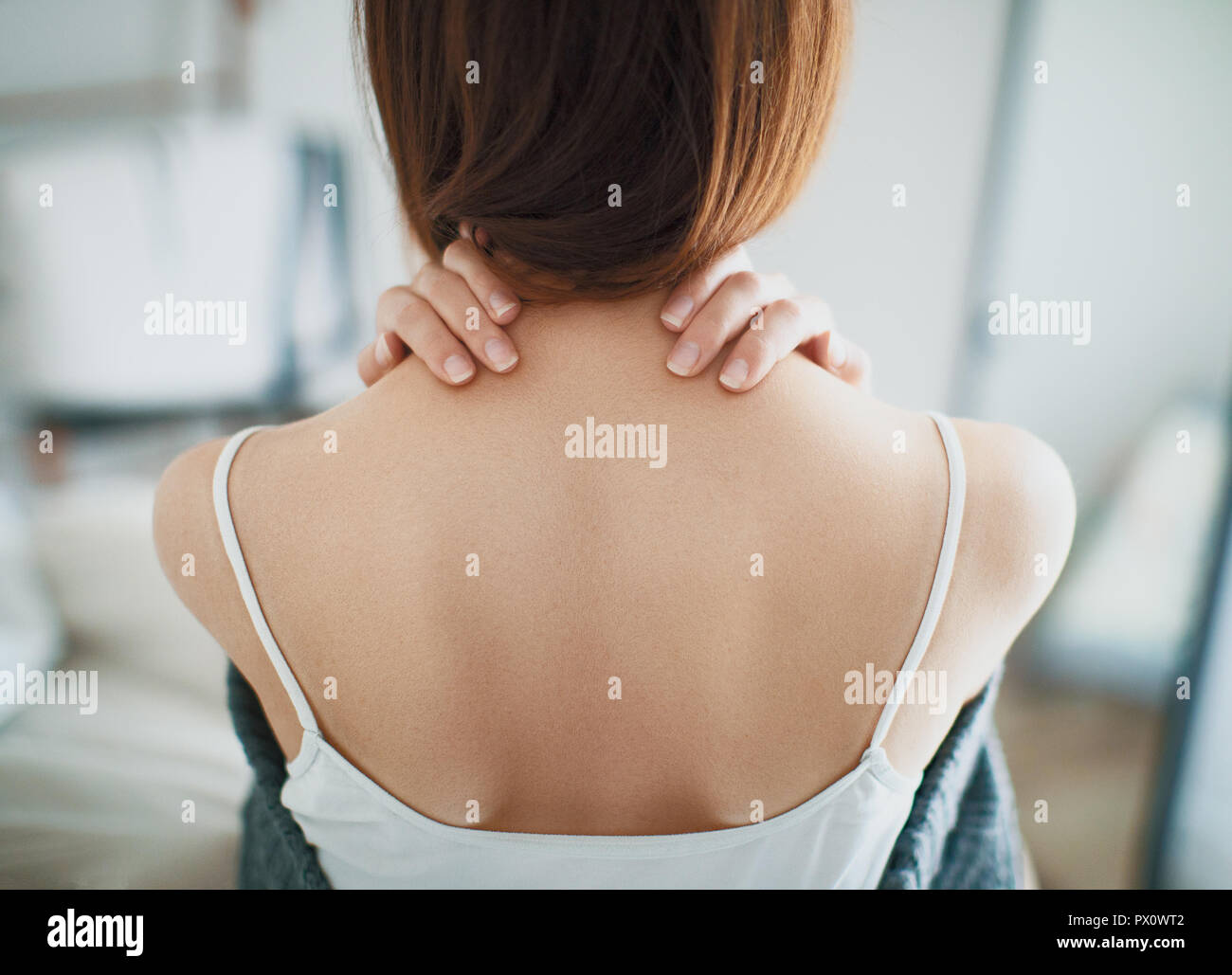 Frau mit Nackenschmerzen, steifer Hals Stockfoto