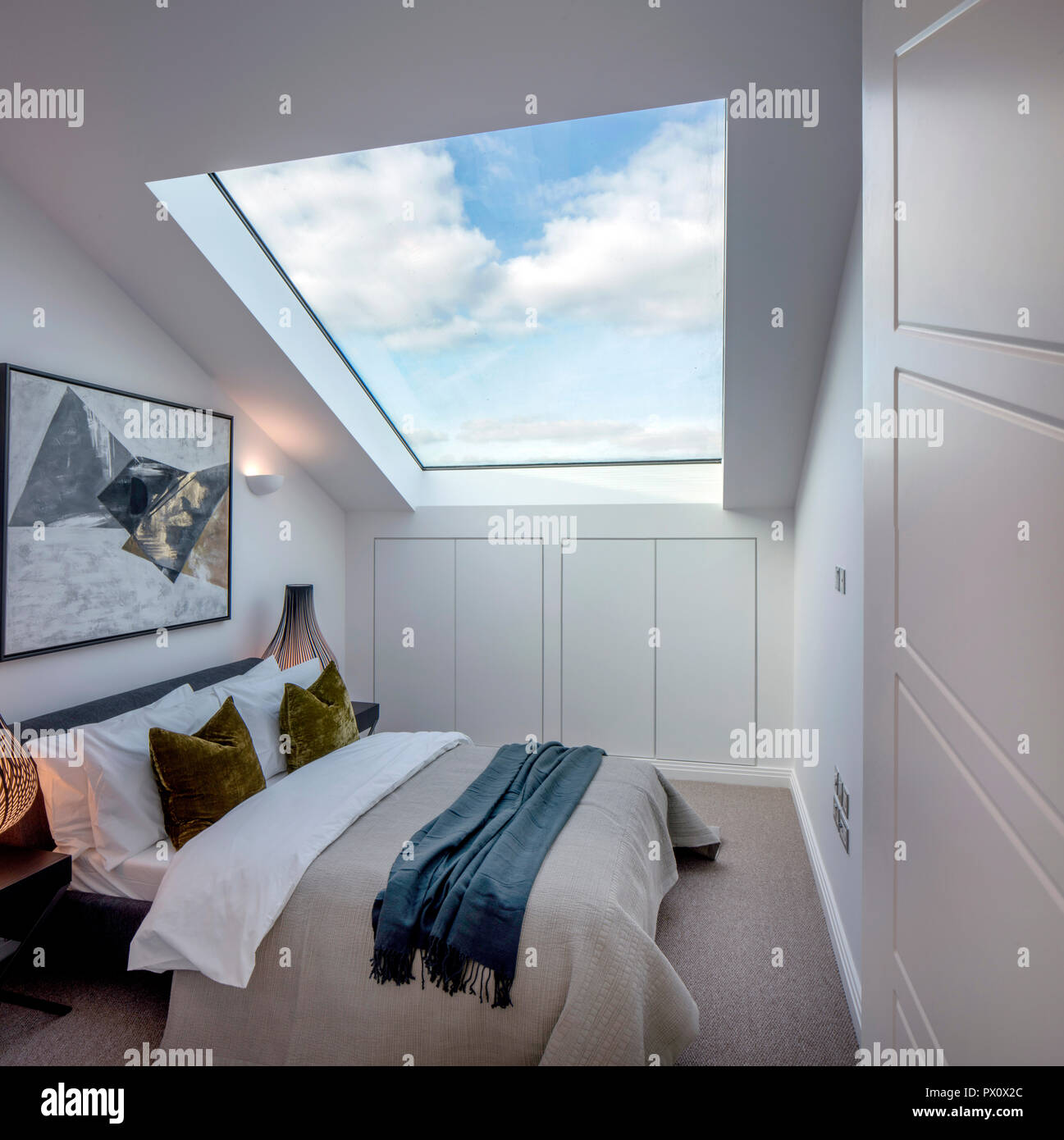 Ein Schlafzimmer im berühmten Art déco-Hoover Gebäude in London, UK, die in Wohnungen von Interrobang Architekten und Webb Yates Engin umgebaut wurde. Stockfoto