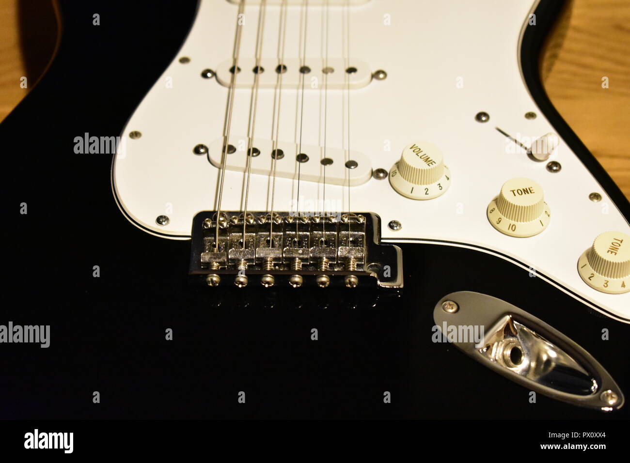 Schwarz-weiße E-Gitarre Nahaufnahme. Details: Single Coil Pickups, Brücke,  Jack, Saiten, Knöpfe, Schalter und Pickguard. Fender Stratocaster  Stockfotografie - Alamy