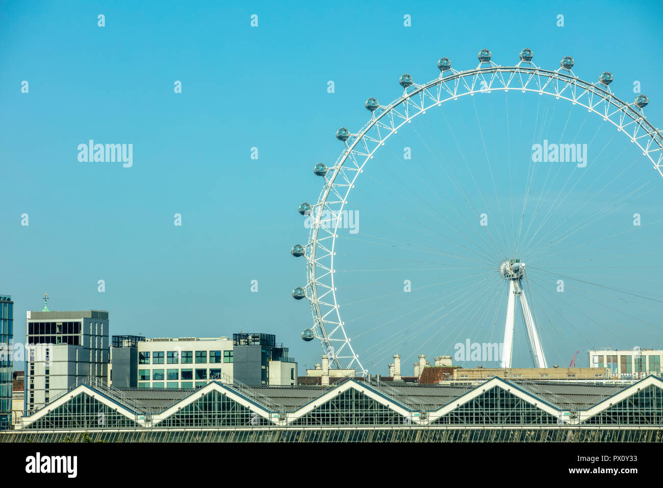 Coca-cola London Eye und Dach von Waterloo Station bei klarem Wetter himmel Tag Zeit Stockfoto
