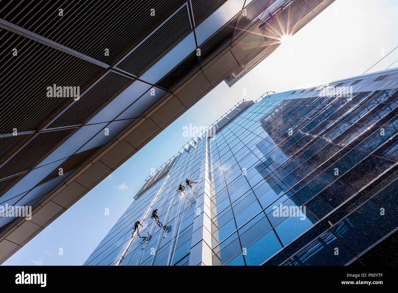 Arbeitnehmer Reinigung Fassade der Harbourfront Centre, Singapur Stockfoto