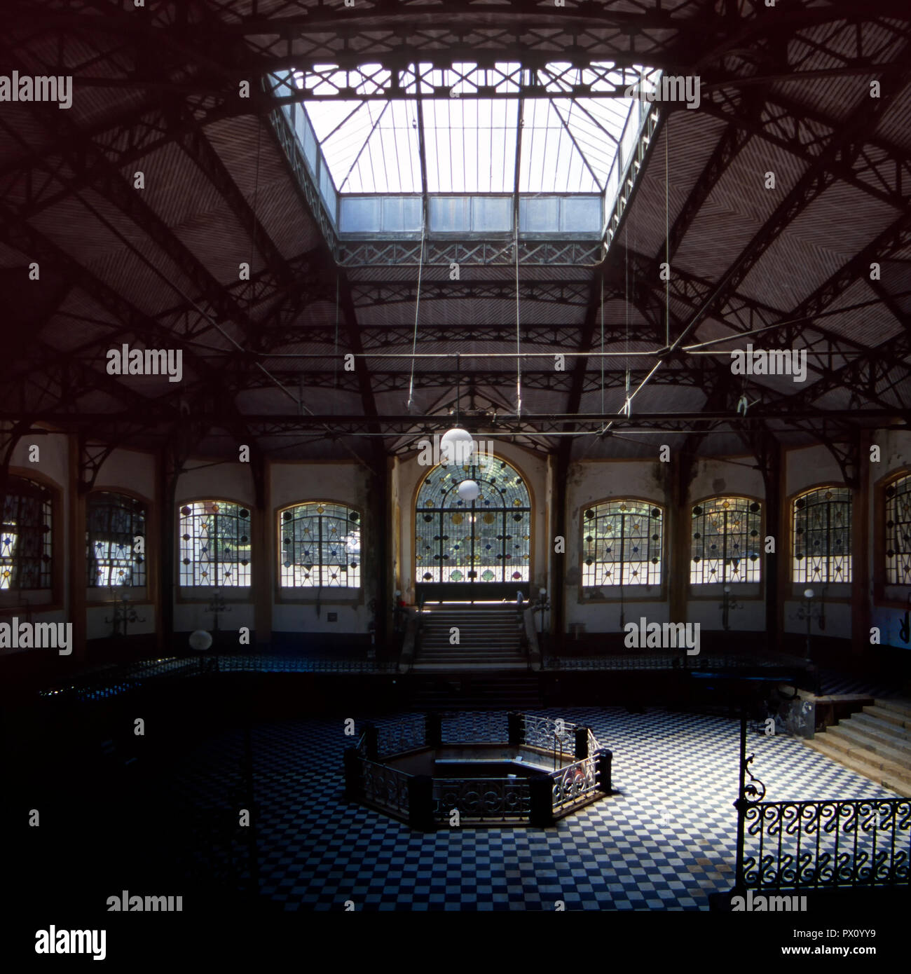 Halle einer alten und traditionellen Thermae aus dem Norden von Portugal. Alte analoge Foto: Diafilm. Stockfoto