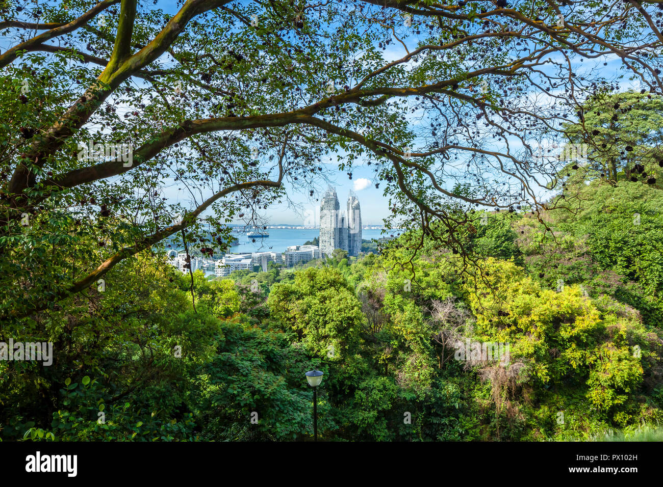 Reflexionen an der Keppel Bay, Singapur Stockfoto