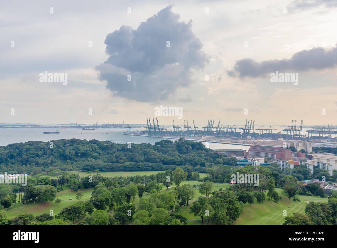 Luftaufnahme von Keppel Golf Club mit Blick auf den Hafen von Singapur Stockfoto