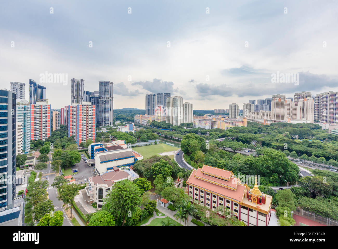 Stadtbild von balestier Singapore mit Hochhäusern Wohnungen und birmanischen buddhistischen Tempel Stockfoto