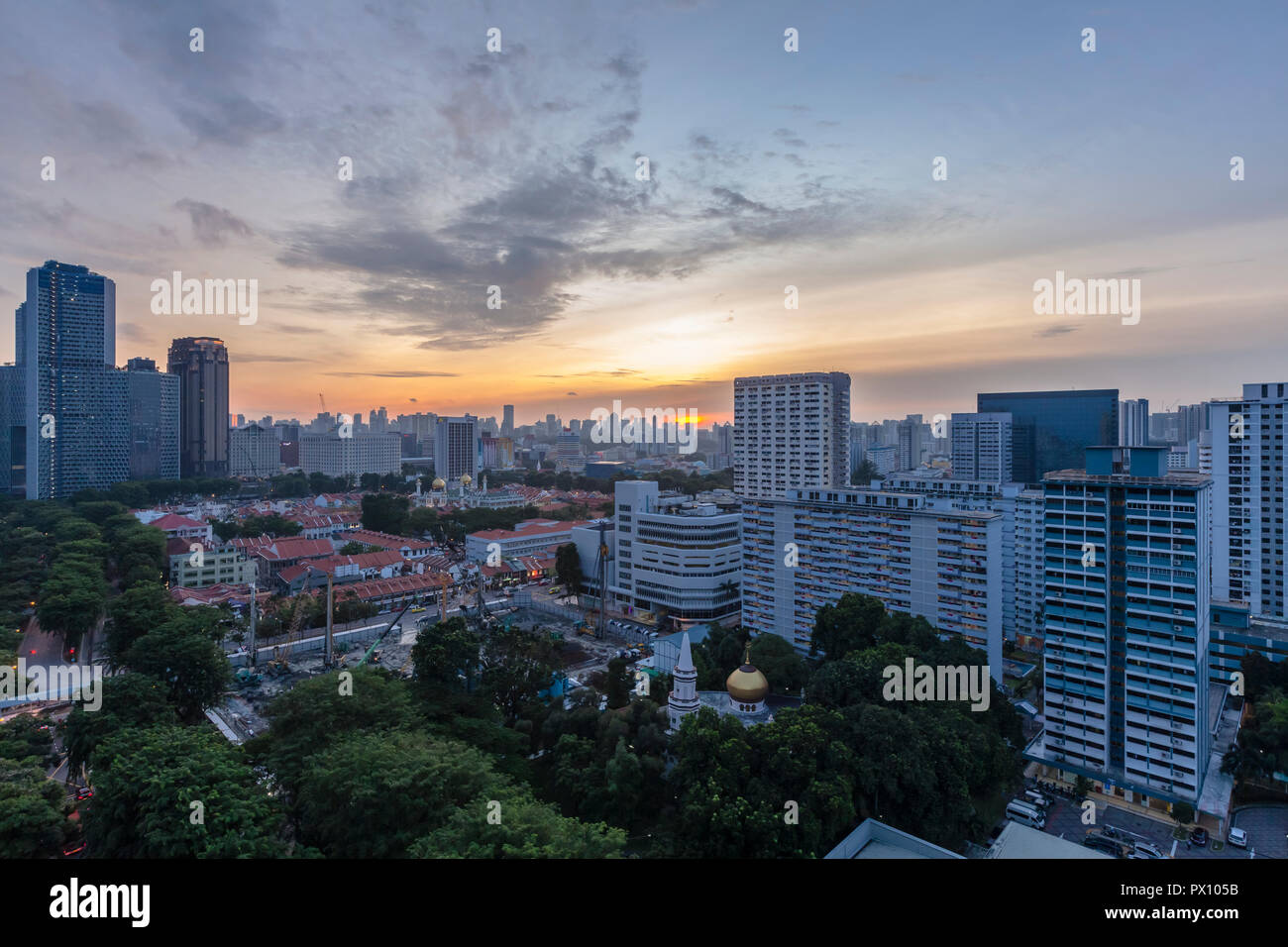 Stadtbild von Kampong Glam, Singapur in der Abenddämmerung. Stockfoto