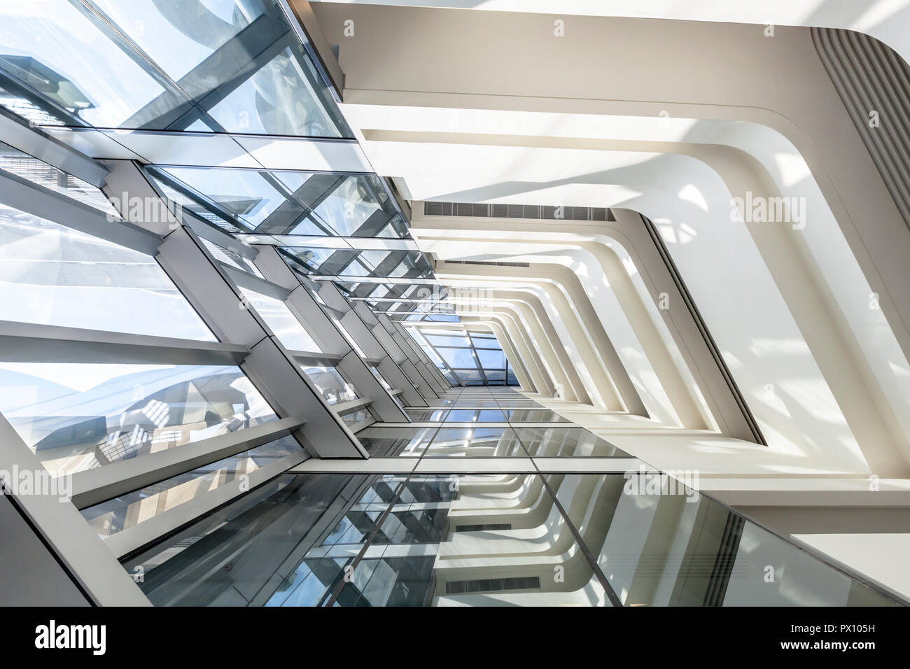 Innenansicht des Jockey Club Innovation Tower, einem Gebäude der Hong Kong Polytechnic University, Hong Kong. Stockfoto