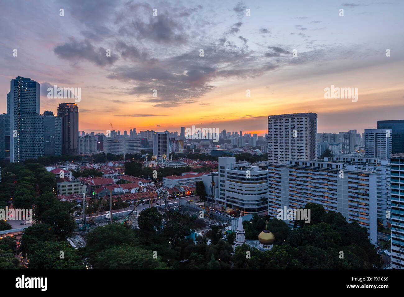 Stadtbild von Kampong Glam, Singapur in der Abenddämmerung. Stockfoto
