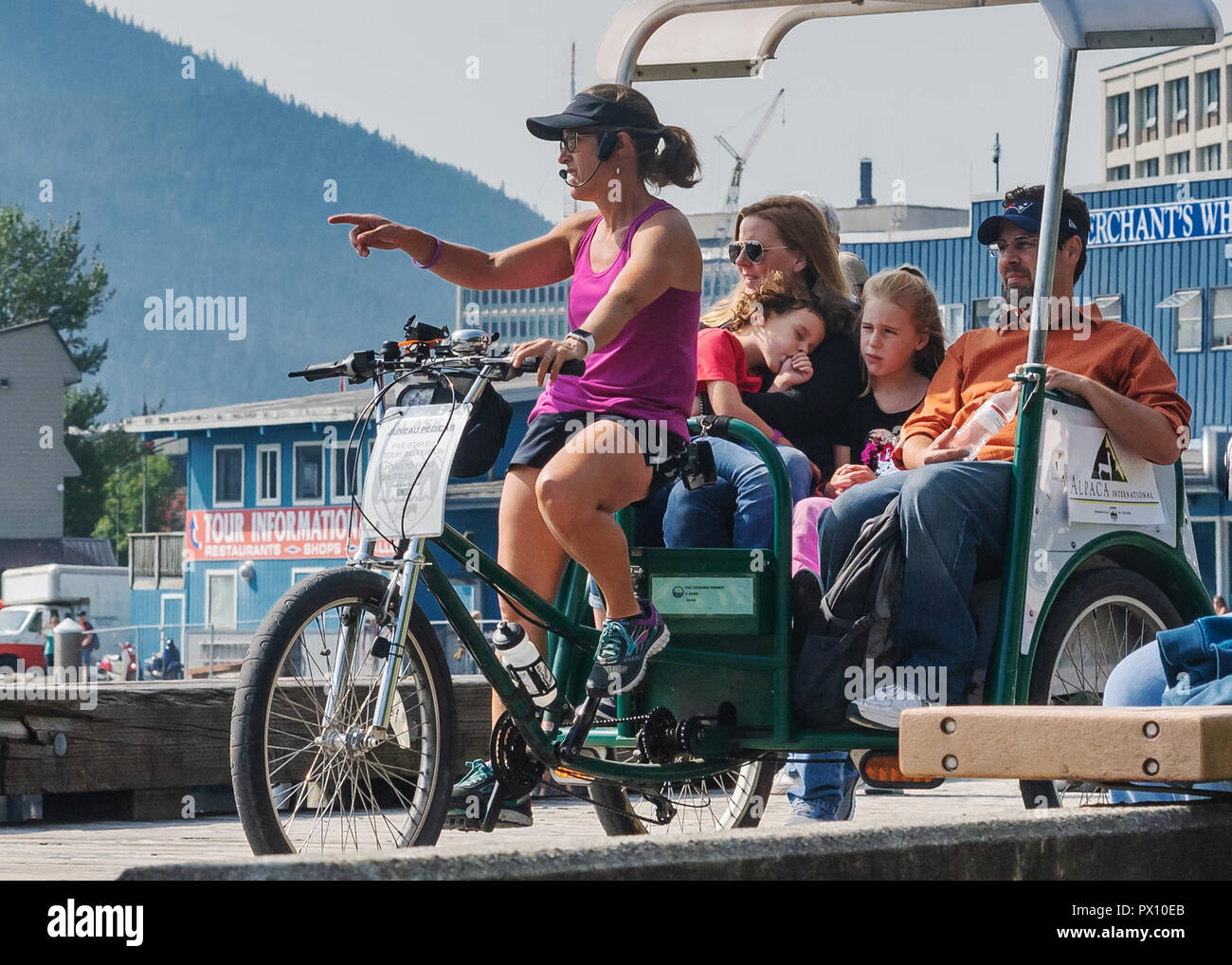 Reiseführer auf dem Velo Fahrzeug Ausflug machen für touristische Familie, Juneau, der Hauptstadt von Alaska, USA Stockfoto