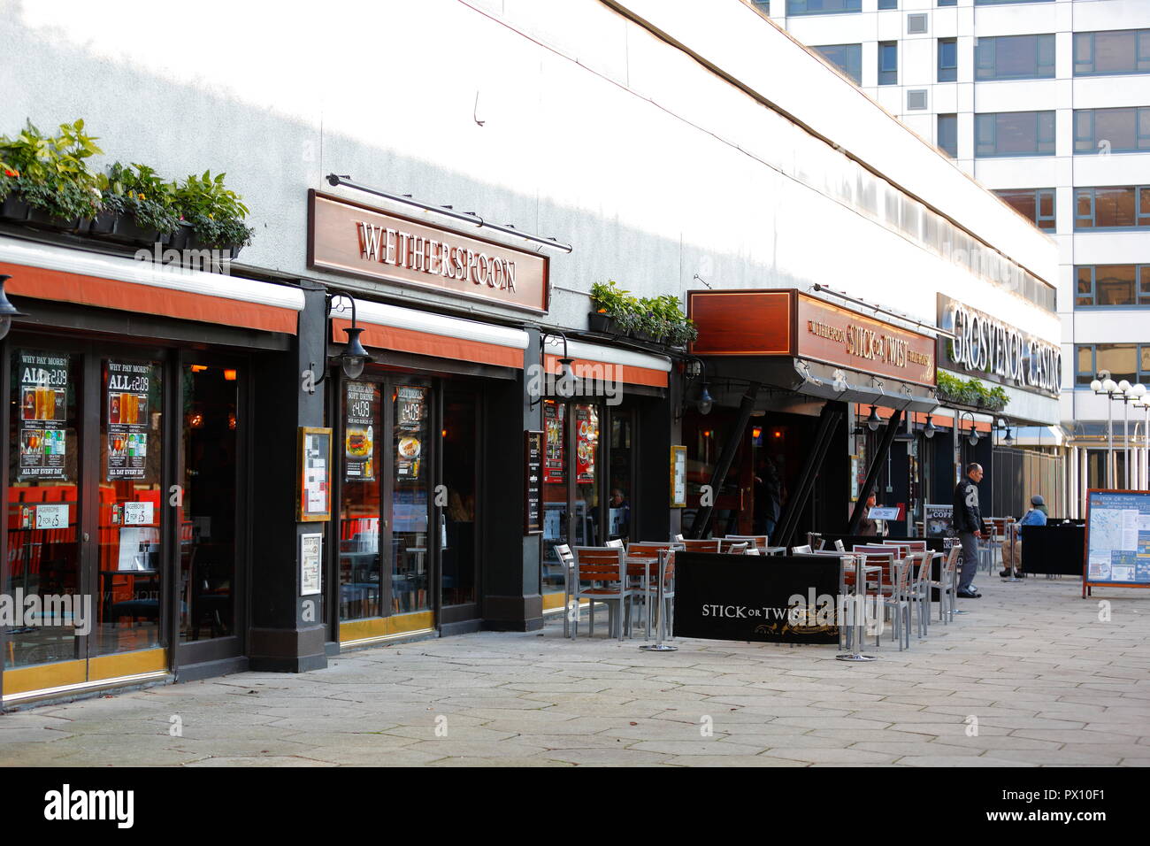 Stick & Twist von Wetherspoon in Leeds, die nun abgerissen wurde, um Platz für neue Entwicklungen zu machen Stockfoto