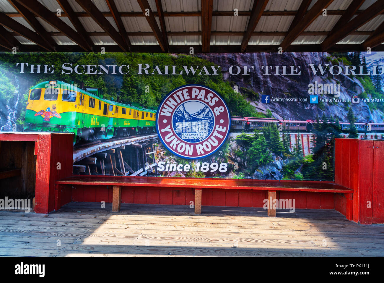 Große Werbung Poster über White Pass & Yukon Route Bahn, Skagway, Alaska Stockfoto