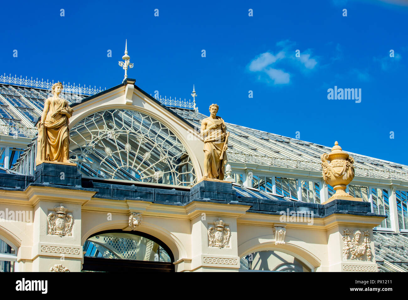 Richmond, London - 17 Aug 2018: Gemäßigt Haus atemberaubende Architektur Details nach der Neueröffnung in Kew Royal Botanic Gardens Stockfoto