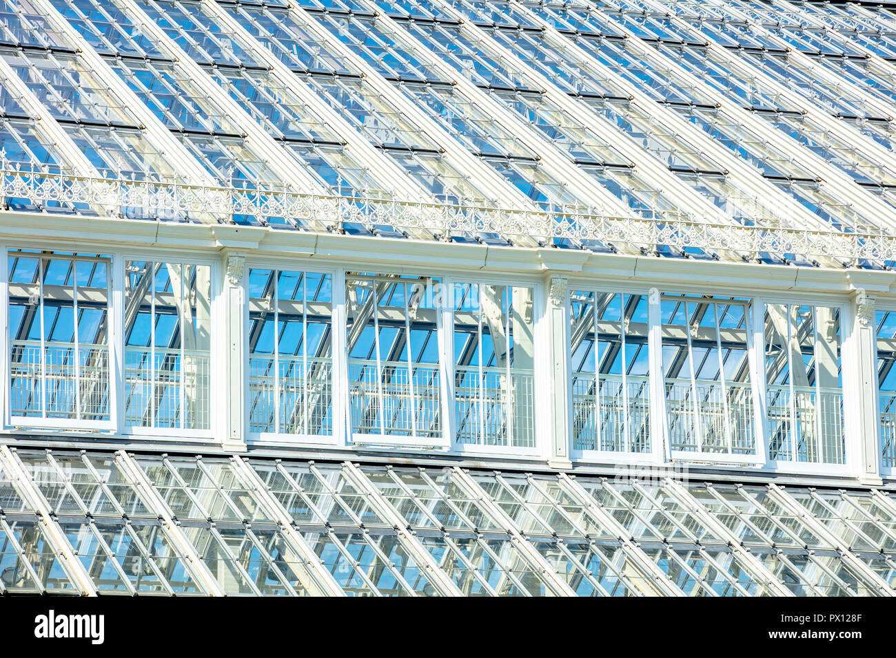 Richmond, London - 17 Aug 2018: Gemäßigt Haus atemberaubende Architektur Details nach der Neueröffnung in Kew Royal Botanic Gardens Stockfoto