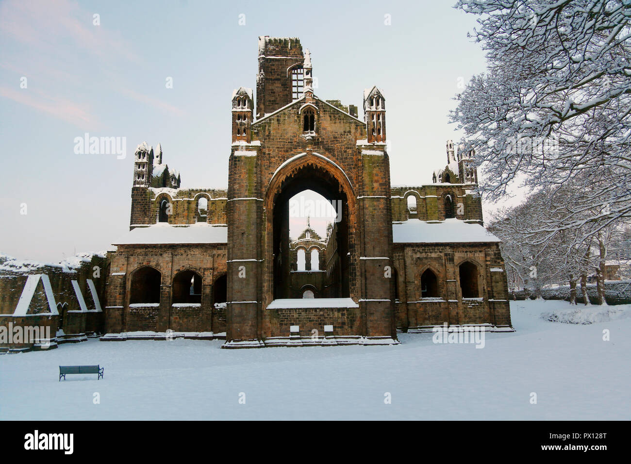 Kirkstall Abbey abgedeckt im Schnee in Leeds. Stockfoto
