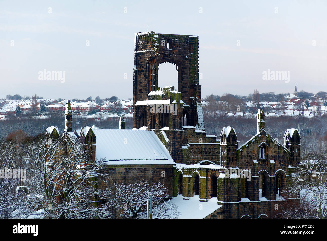 Kirkstall Abbey abgedeckt im Schnee in Leeds. Stockfoto