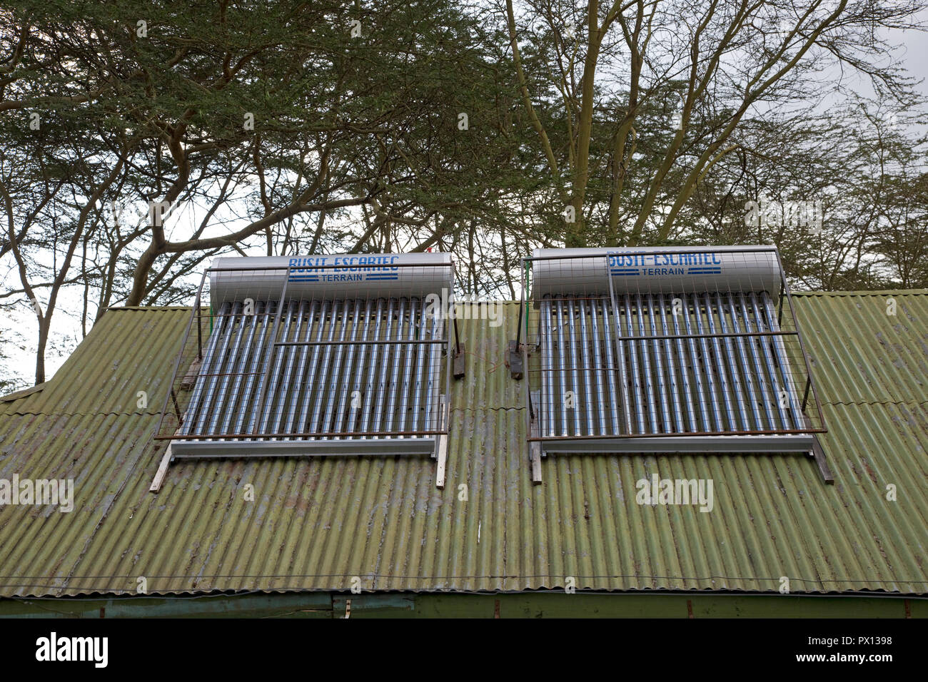 Solarthermische Warmwasseranlage mit Storage Tank auf dem Dach von Guest Cottage Elsamere Kenia Stockfoto