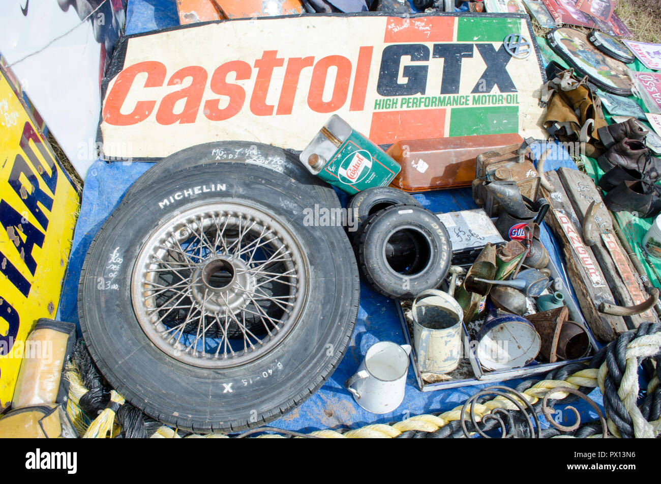 Auto Jumble mit alten Speichen Auto Rad mit Michelin Reifen, alte Castrol GTX unterzeichnen, Stockfoto