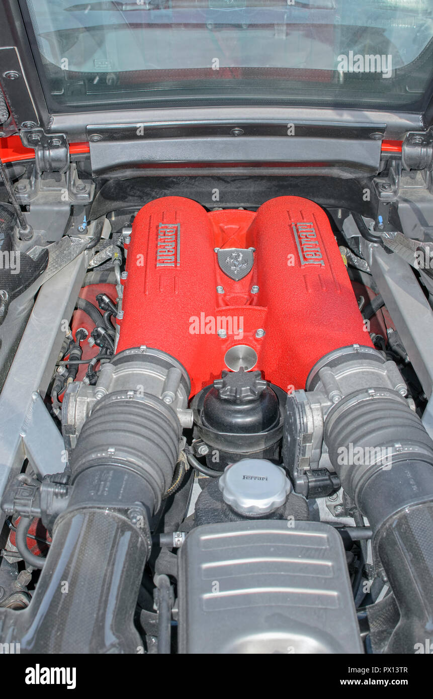 Spektakuläre Treffen von Ferrari, während der patronal Festivals in Torrejon de Ardoz (Madrid, Spanien). Motor des Ferrari F430 Stockfoto