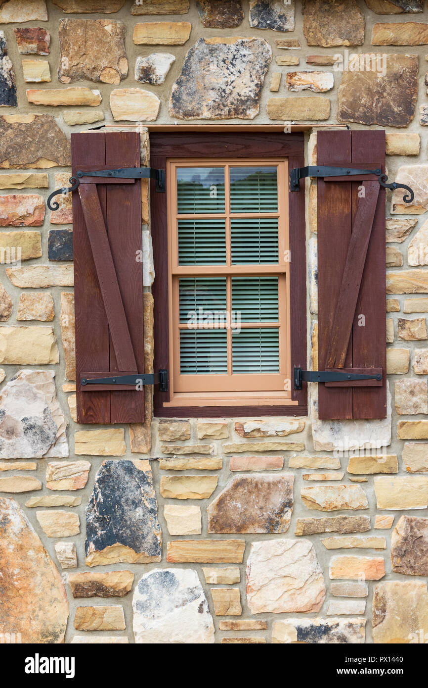 Holz Fensterläden auf Rock Gebäude I-26 rest stop in Tennessee. Stockfoto