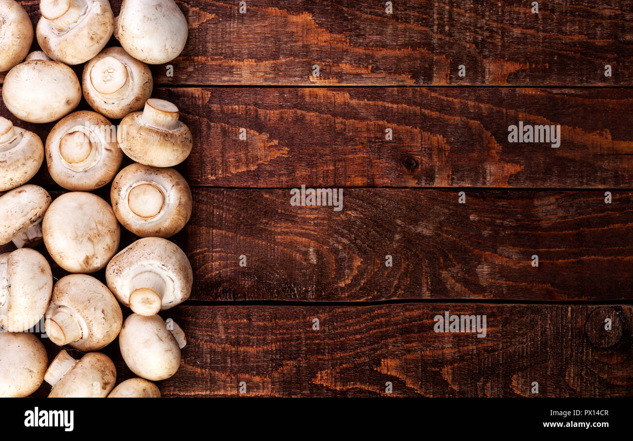 Frische champignon Pilze an Holz- Tabelle, Ansicht von oben. Platz kopieren Stockfoto