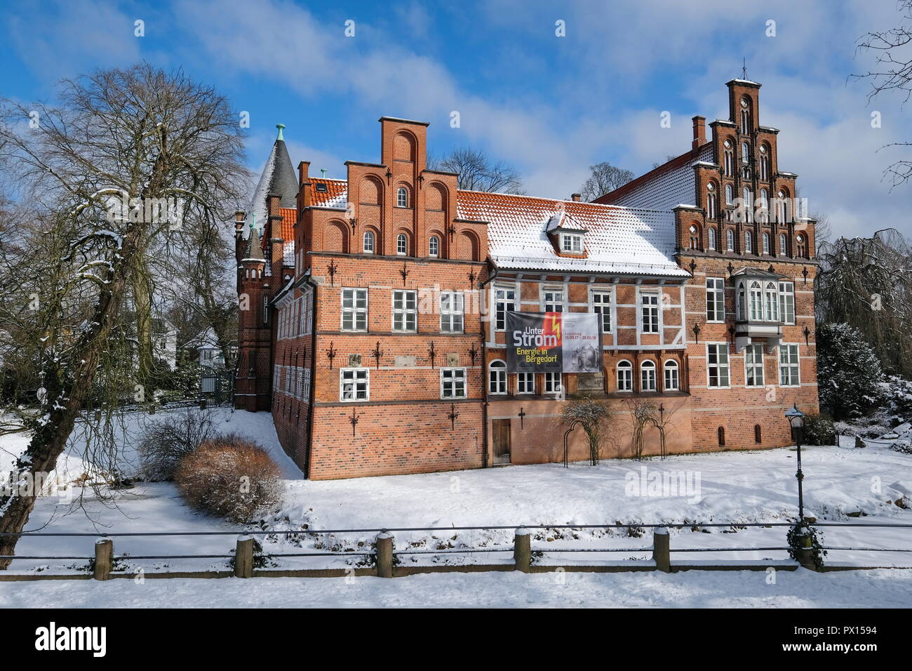 Bergedorf, Bergedorfer Schloss im Winter mit viel Schnee. Das einzige Stadtschloss in Hamburg mit Schlosspark. Stockfoto