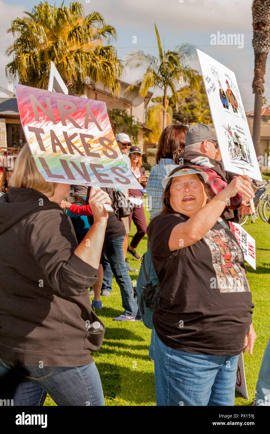 Frauen tragen Schilder für Waffenbesitz, als die Demonstranten in einem Long Beach, CA, Stadtpark demonstrieren. Stockfoto