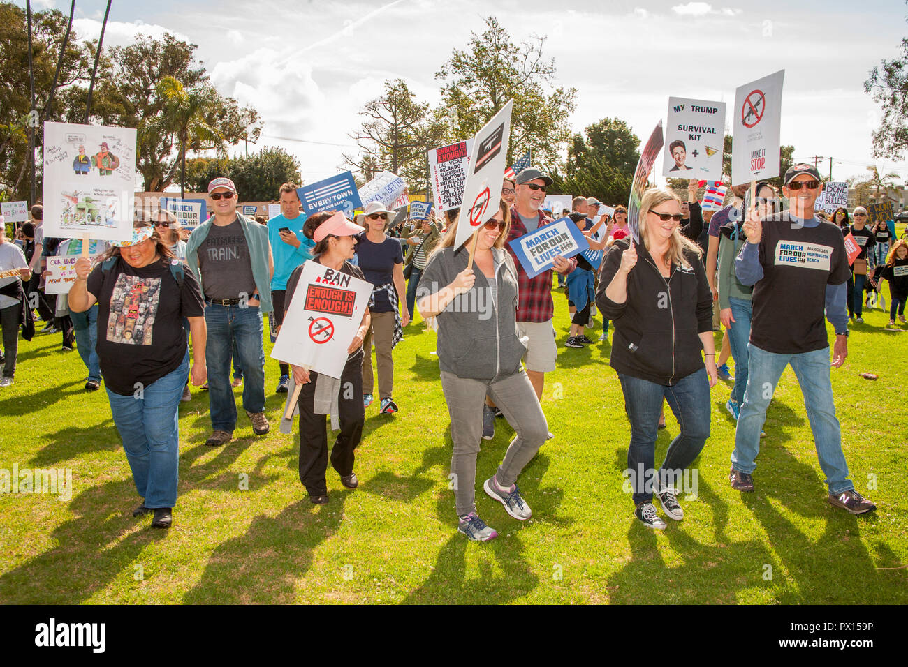 Marchers tragen Schilder für Waffenbesitz, wie sie in einem Long Beach, CA, Stadtpark demonstrieren. Stockfoto