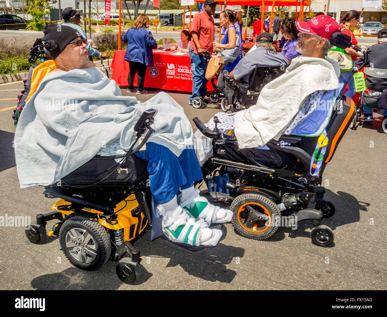 Mit Decken bedeckt, zwei ältere militärischen Veteranen unterhalten sich auf dem Parkplatz eines US Veterans Administration Hospital in Long Beach, CA, an einem Adaptiven Sport Expo präsentiert Optionen für Behinderte. Stockfoto