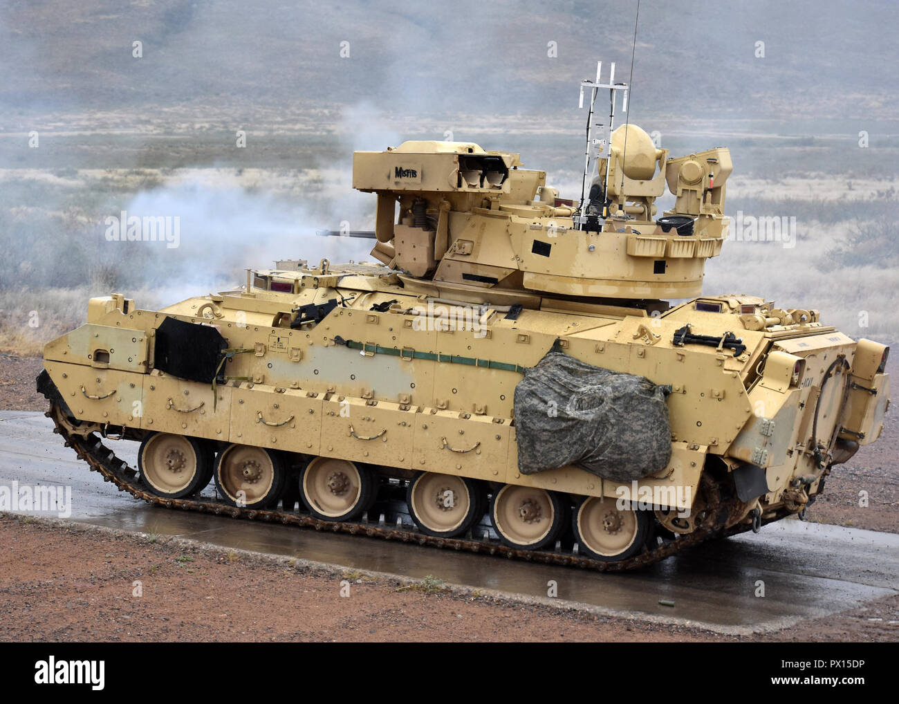 Ein Bradley Fighting Fahrzeugbesatzung zur 1. Staffel zugeordnet, 1.Kavallerie Regiments, 2. gepanzerte Brigade Combat Team, 1. Panzerdivision, Triebe des Fahrzeugs M242 Bushmaster 25mm Chain Gun im Doña Ana, N.M., Okt. 12, 2018. Stockfoto