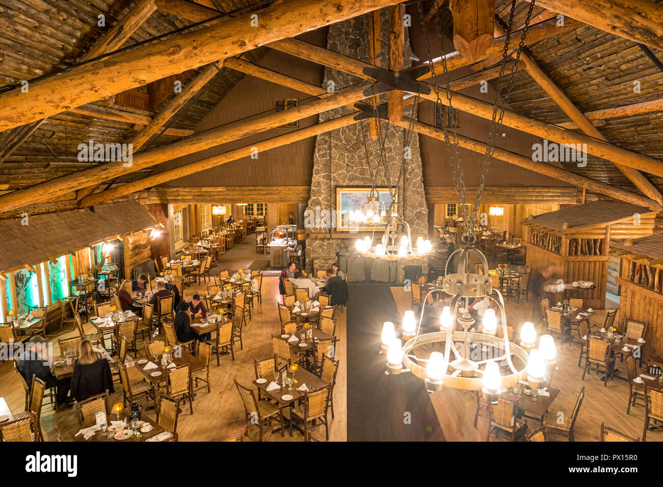 Speisesaal im Old Faithful Inn in Yellowstone National Park, USA Stockfoto