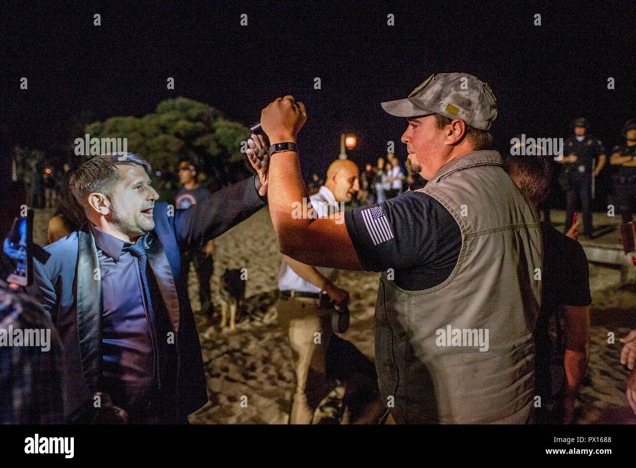 Rechte und linke Demonstranten an einer politischen Kundgebung in Laguna Beach, Main Beach CA konfrontieren. Stockfoto