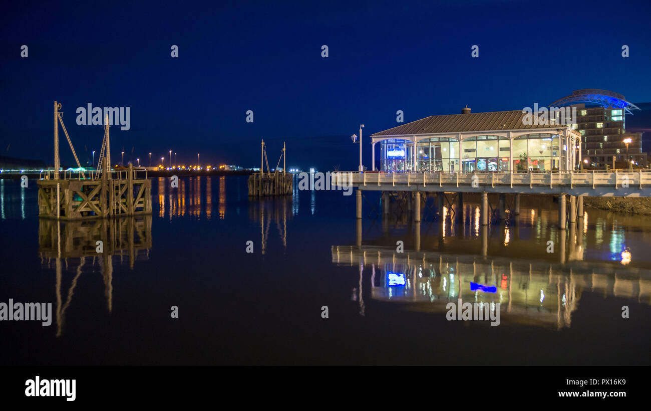 Cardiff Bay bei Sonnenuntergang in Cardiff, Wales. Stockfoto