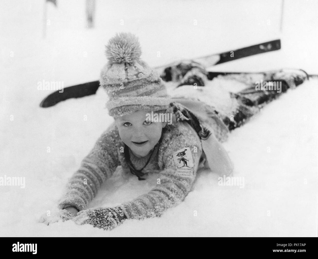 Winter in den 50er Jahren. Ein Mädchen in der Skischule liegt im Schnee. Schweden 1950 Stockfoto