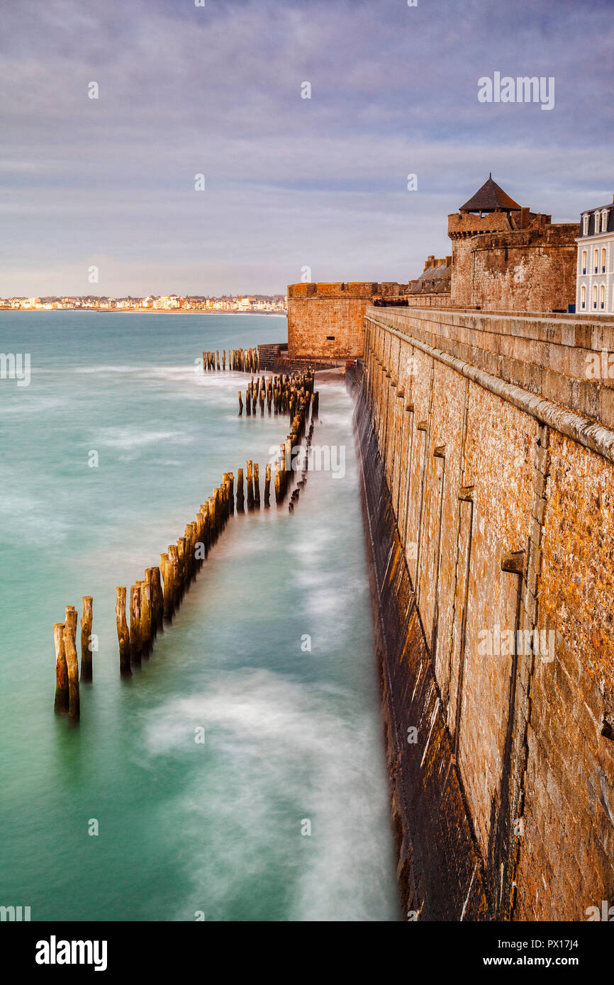 Die Wälle und Meer Verteidigung von Dinard, Bretagne, Frankreich, bei Flut. Lange Belichtung. Stockfoto