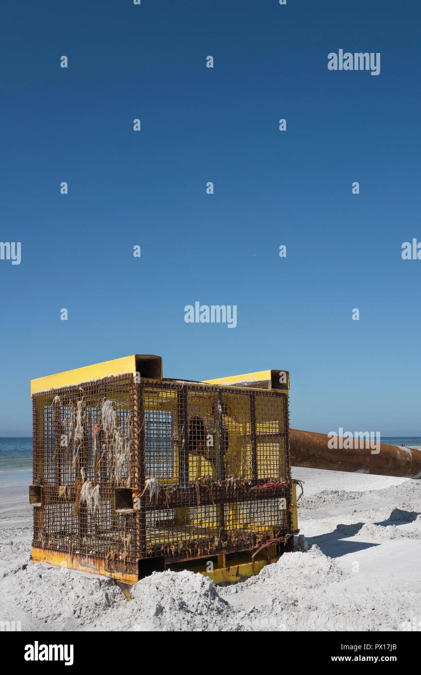 Redington Beach, Pinellas County, Florida, USA., Montag, 15 Oktober, 2018, Strand Auffüllung, Boxed, Cage Sand Filter, © Peter Spurrier, Stockfoto