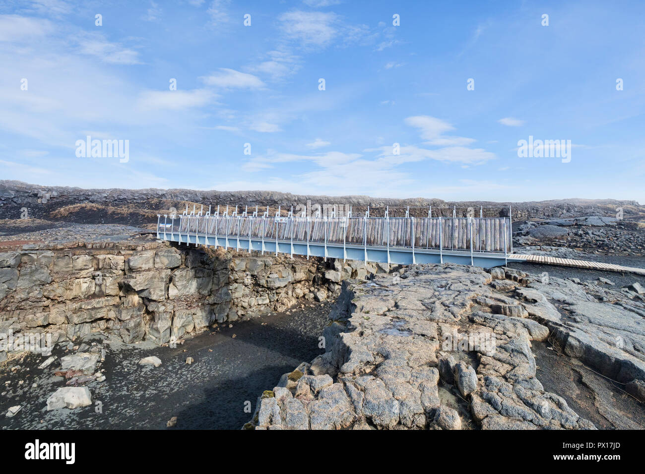 Die symbolische Brücke zwischen den Kontinenten in die Reykjanes Halbinsel, Island, Überquerung der Schlucht, unter denen liegt der Ort, wo die Nordamerikanischen und Stockfoto
