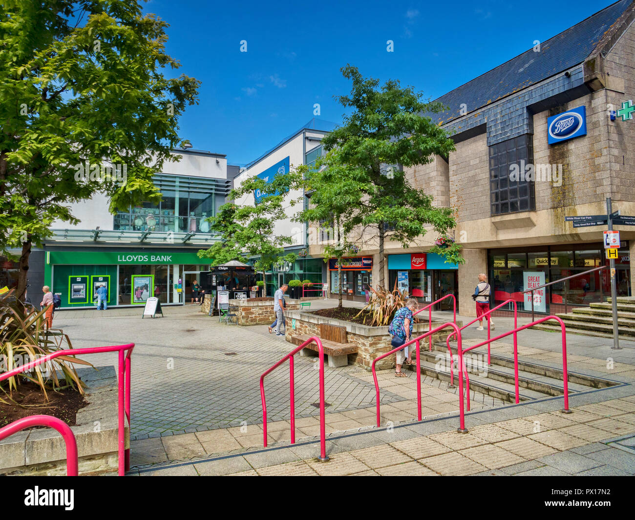 11. Juni 2018: St Austell, Cornwall, Großbritannien - Geschäfte und Käufern in White River. Stockfoto