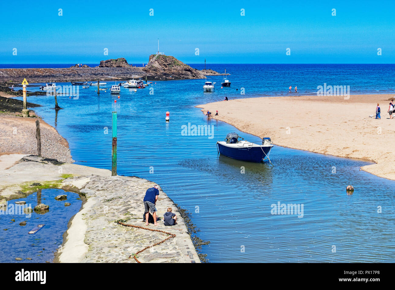 Vom 7. Juli 2018: Bude, Cornwall, Großbritannien - Der Kanal bei Flut, wie Urlauber die anhaltende warme Wetter zu genießen. Stockfoto