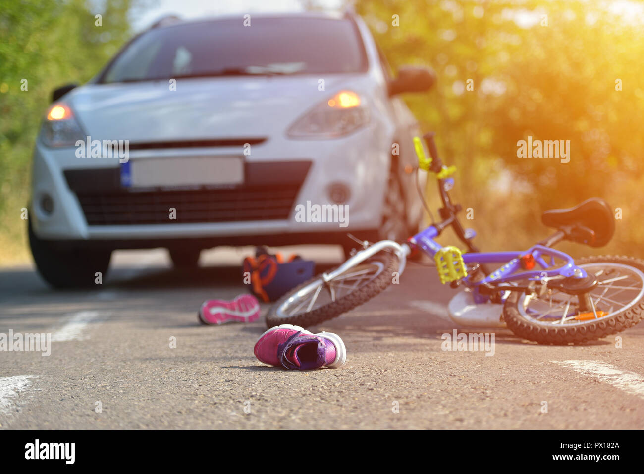 Nahaufnahme einer kid Schuh auf den Asphalt gefallen Neben einem Fahrrad nach Autounfall auf der Straße in der Stadt Stockfoto