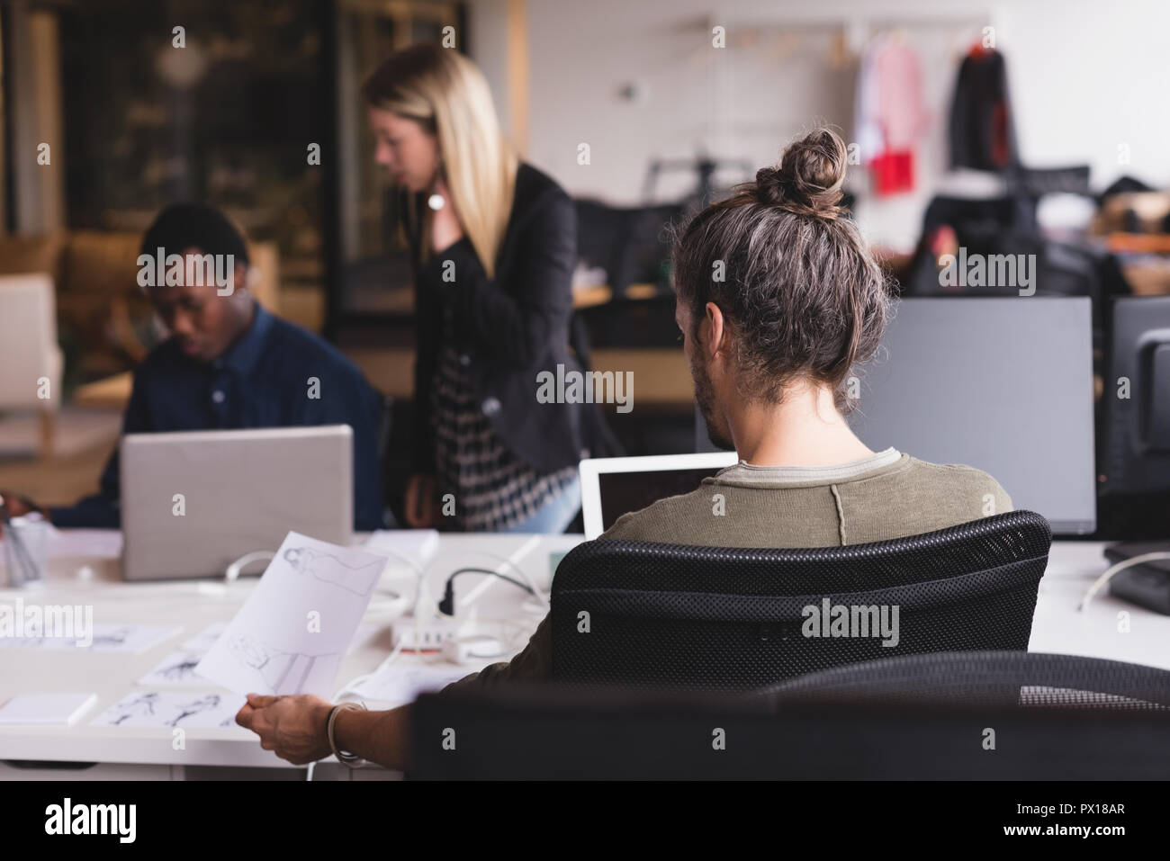 Geschäftsmann Auswahl Skizzen im Büro Stockfoto