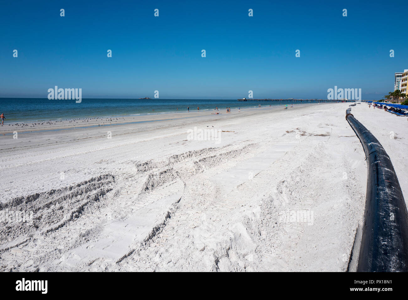 Redington Beach, Pinellas County, Florida, USA., Montag, 15 Oktober, 2018, Strand Lagerauffüllung, Schwarz, Sand Zuleitungsrohre, © Peter Spurrier Stockfoto
