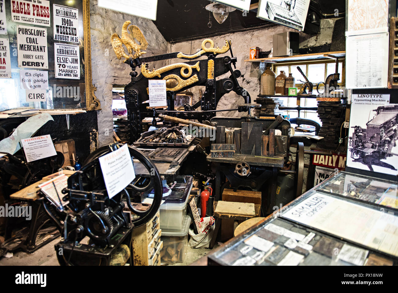 Alte Kriegszeiten Druckmaschine Workshop in Crich Tramway Museum im Dorf von Crich, Derbyshire, Großbritannien Stockfoto