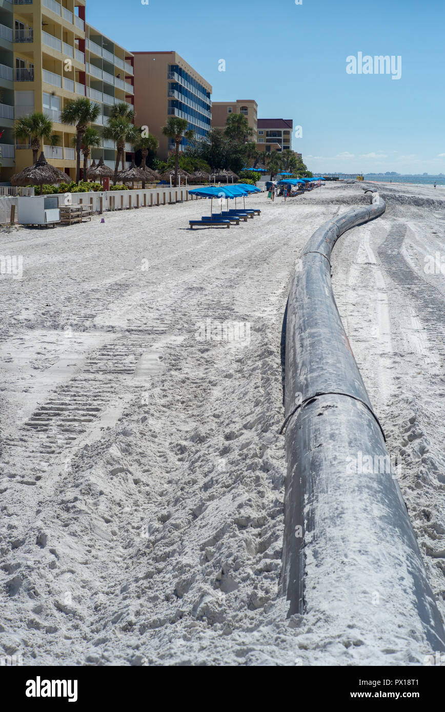 Redington Beach, Pinellas County, Florida, USA., Montag, 15 Oktober, 2018, Strand Auffüllung, Verbindung zwischen, Schwarz, Sand Zuleitungsrohre, © Stockfoto